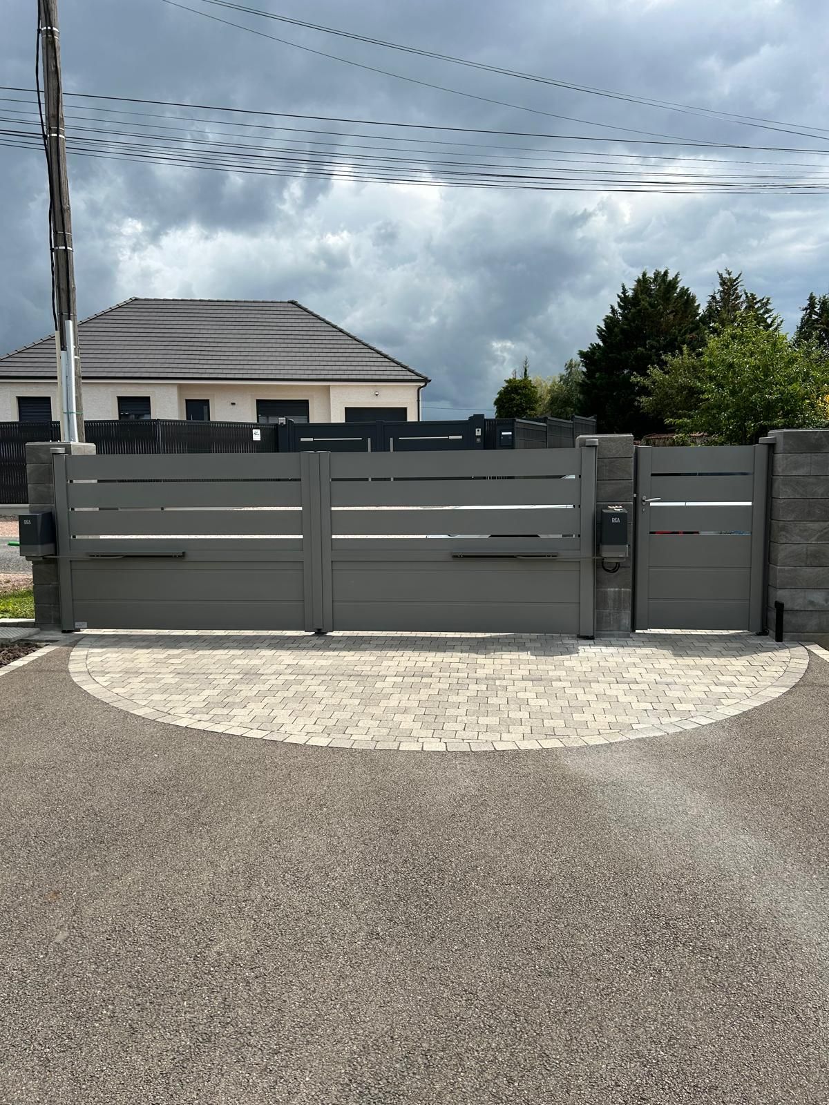 Portail d'entrée à moteur