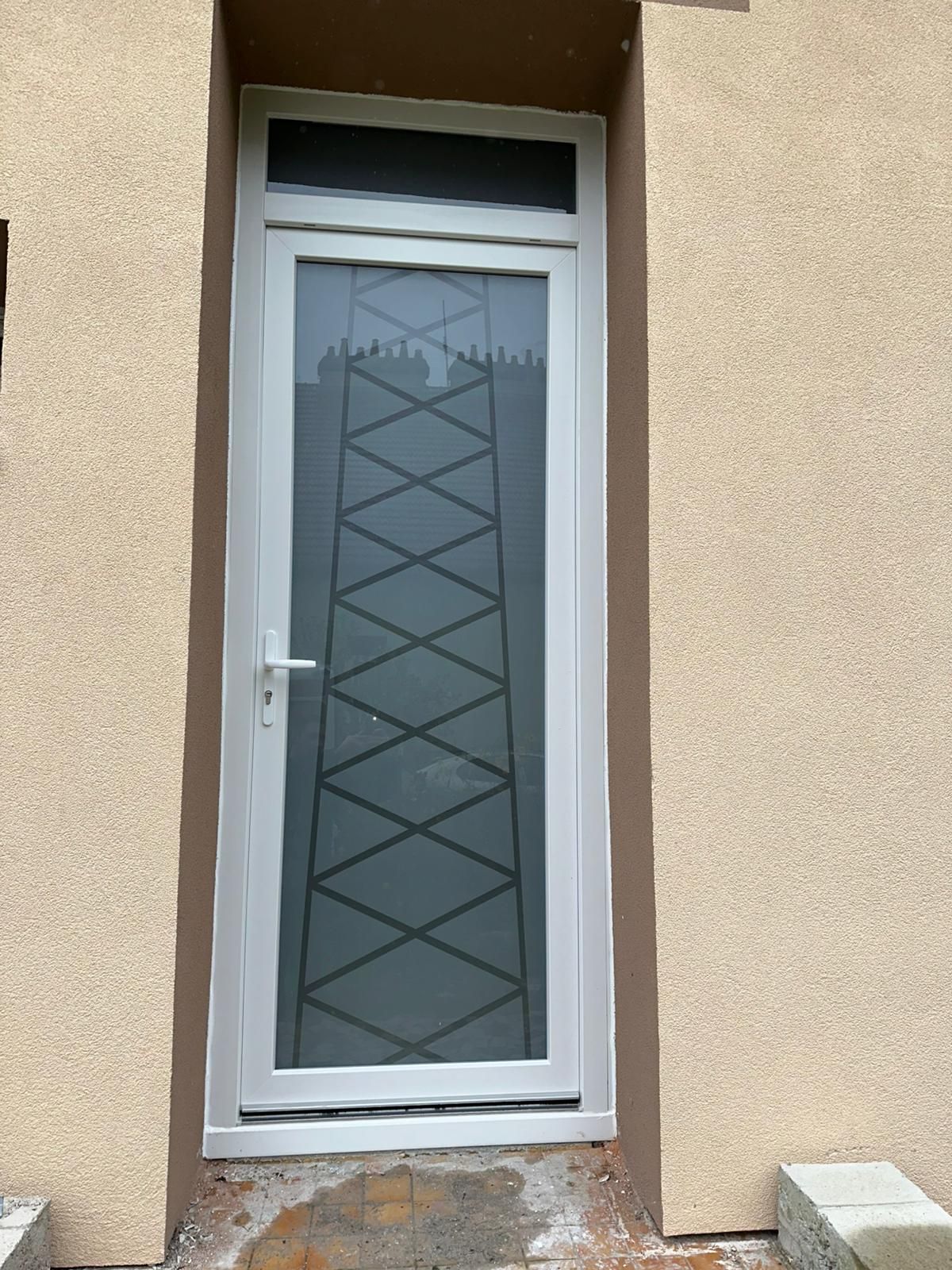 Porte d'entrée vitrée de l'extérieur