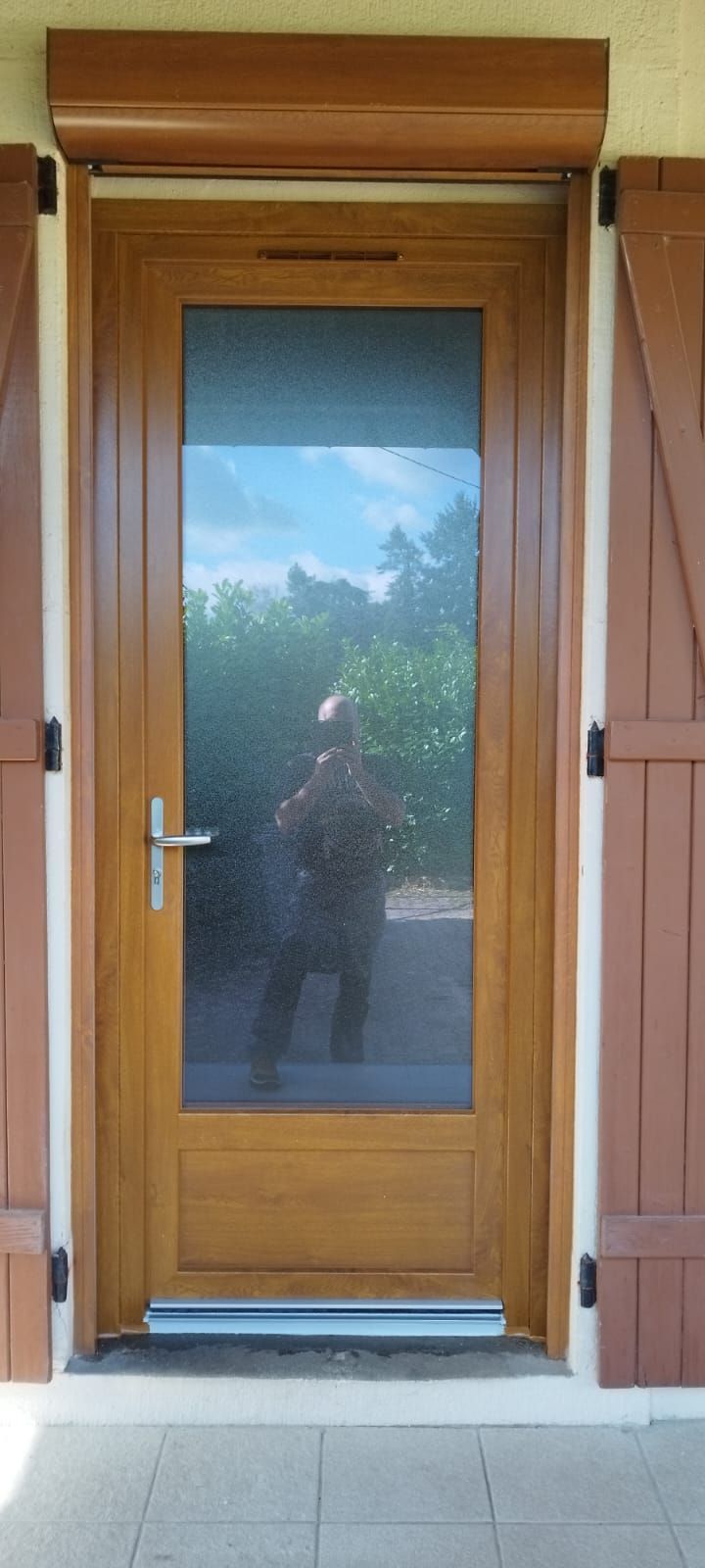 Porte d'entrée en bois avec volets en bois