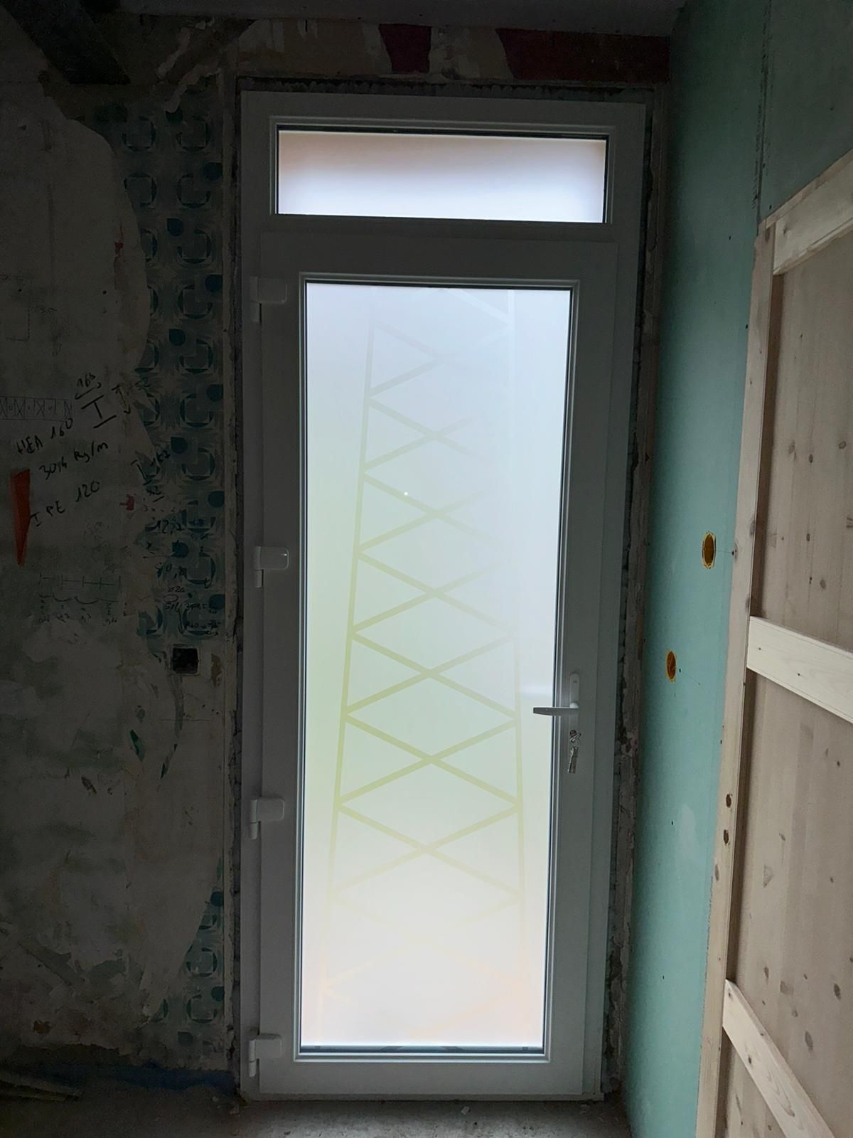 Porte d'entrée vitrée de l'intérieur