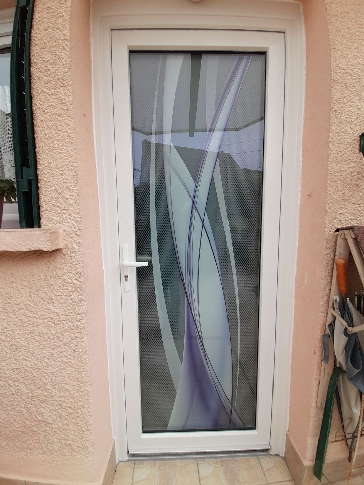 Porte d'entrée blanche à vitre design de l'extérieur