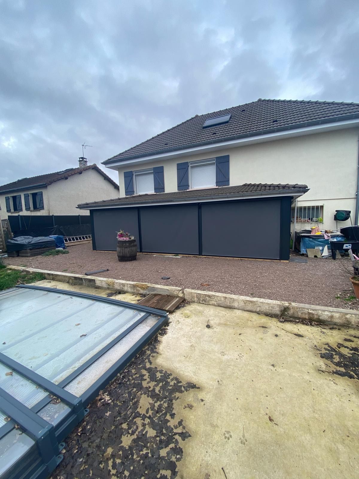 Véranda avec des stores roulants clos