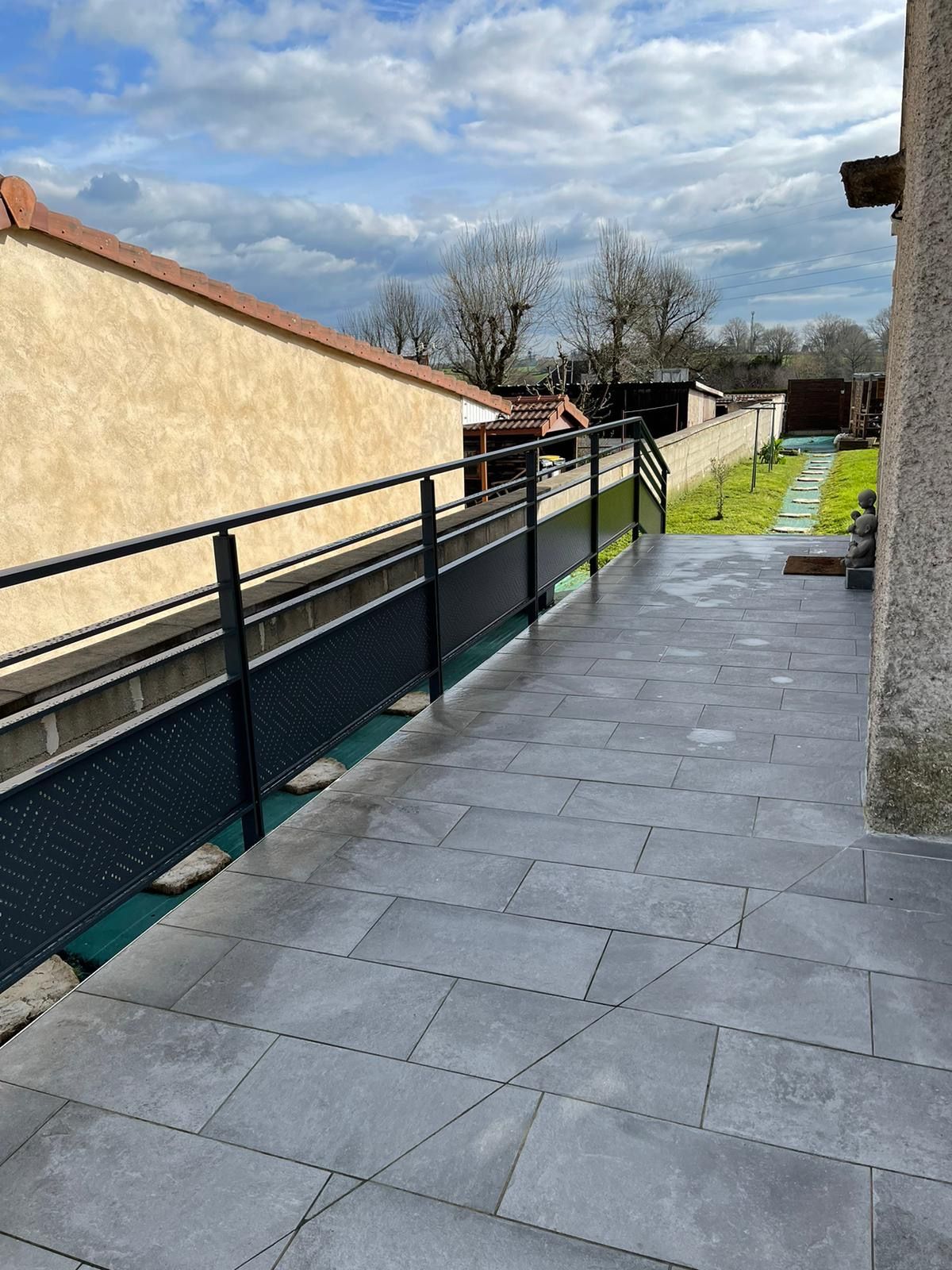 Clôture qui borde une terrasse extérieure