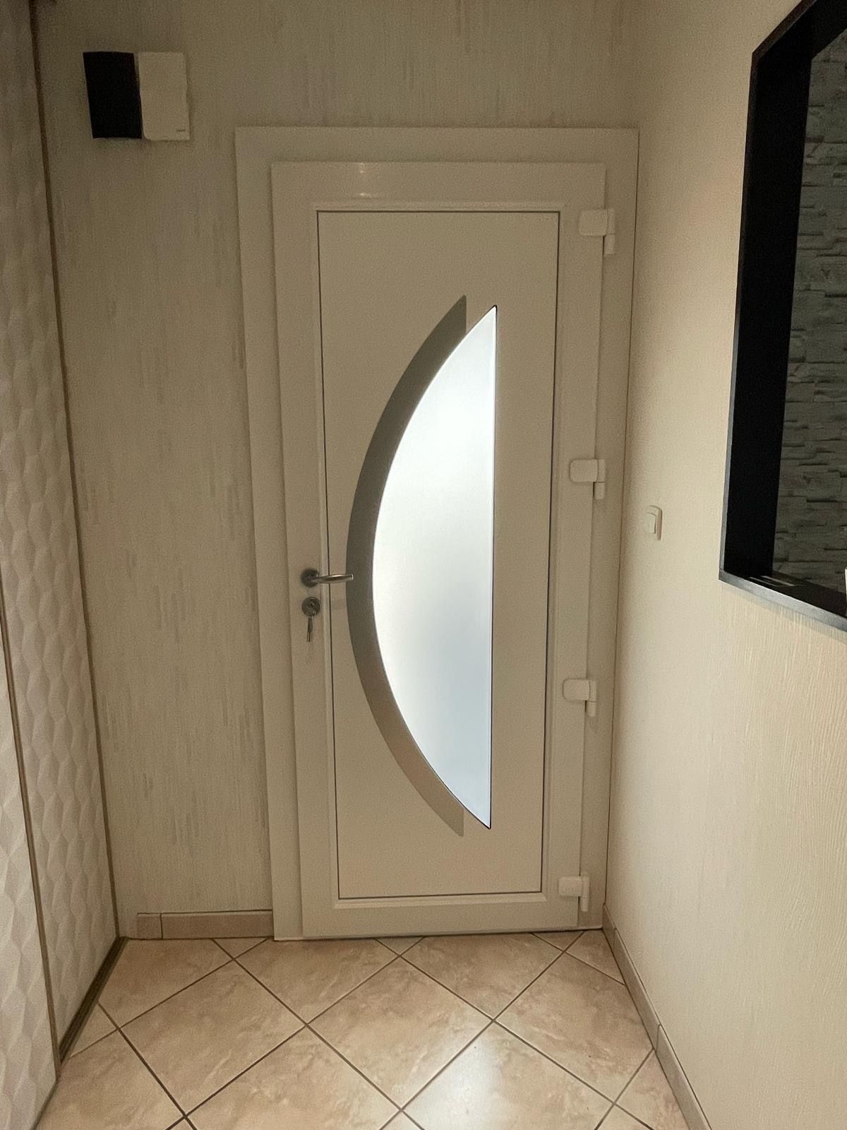 Prise de vue par l'intérieur d'une porte d'entrée PVC