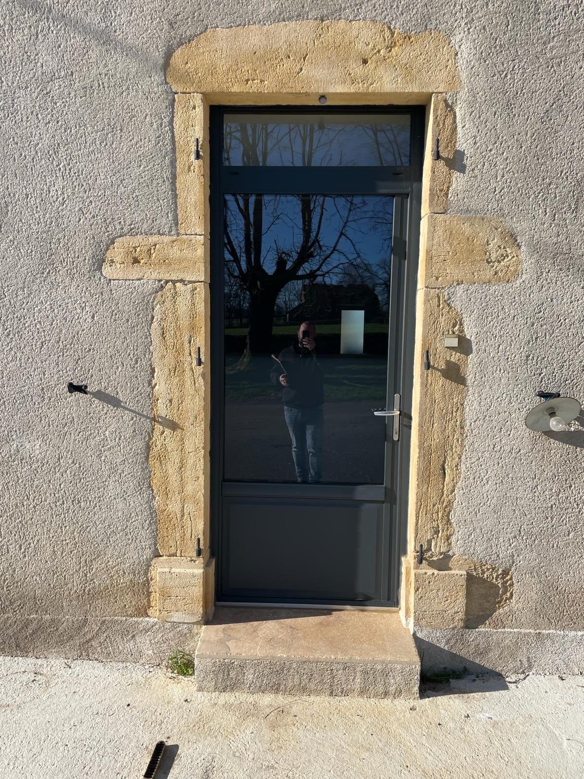 Porte d'entrée en PVC avec une vitre