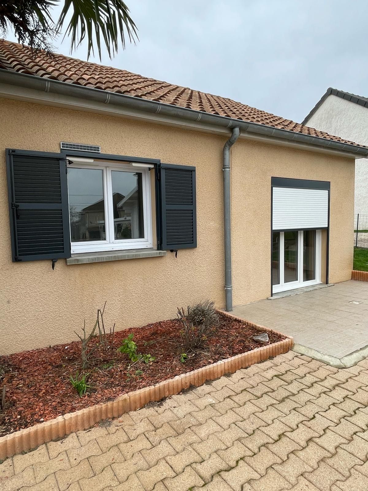 Fenêtre avec volets battants et baies vitrées avec stores roulants