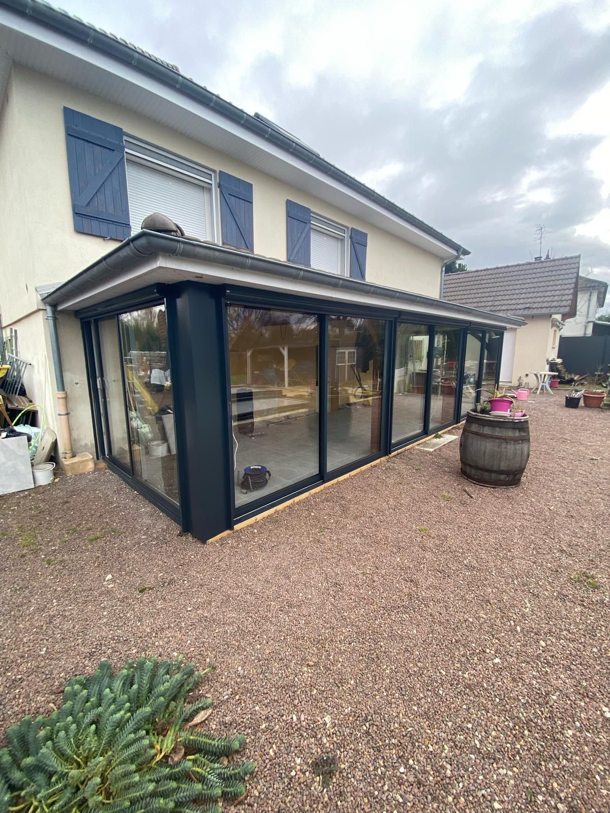 Vue extérieure sur l'angle d'une véranda