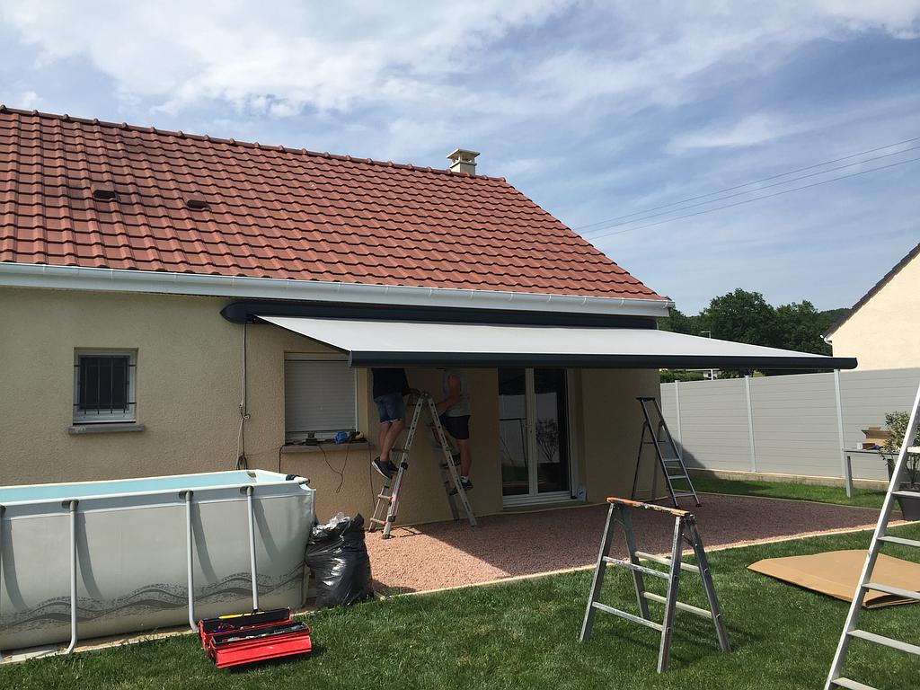 Montage d'un store extérieur