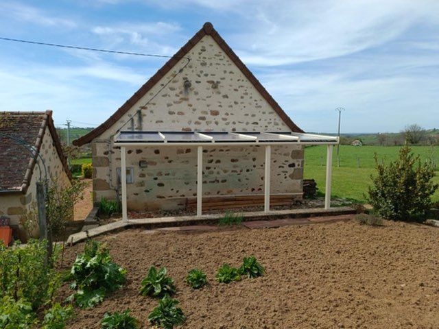 Carport collé au flanc d'une maison