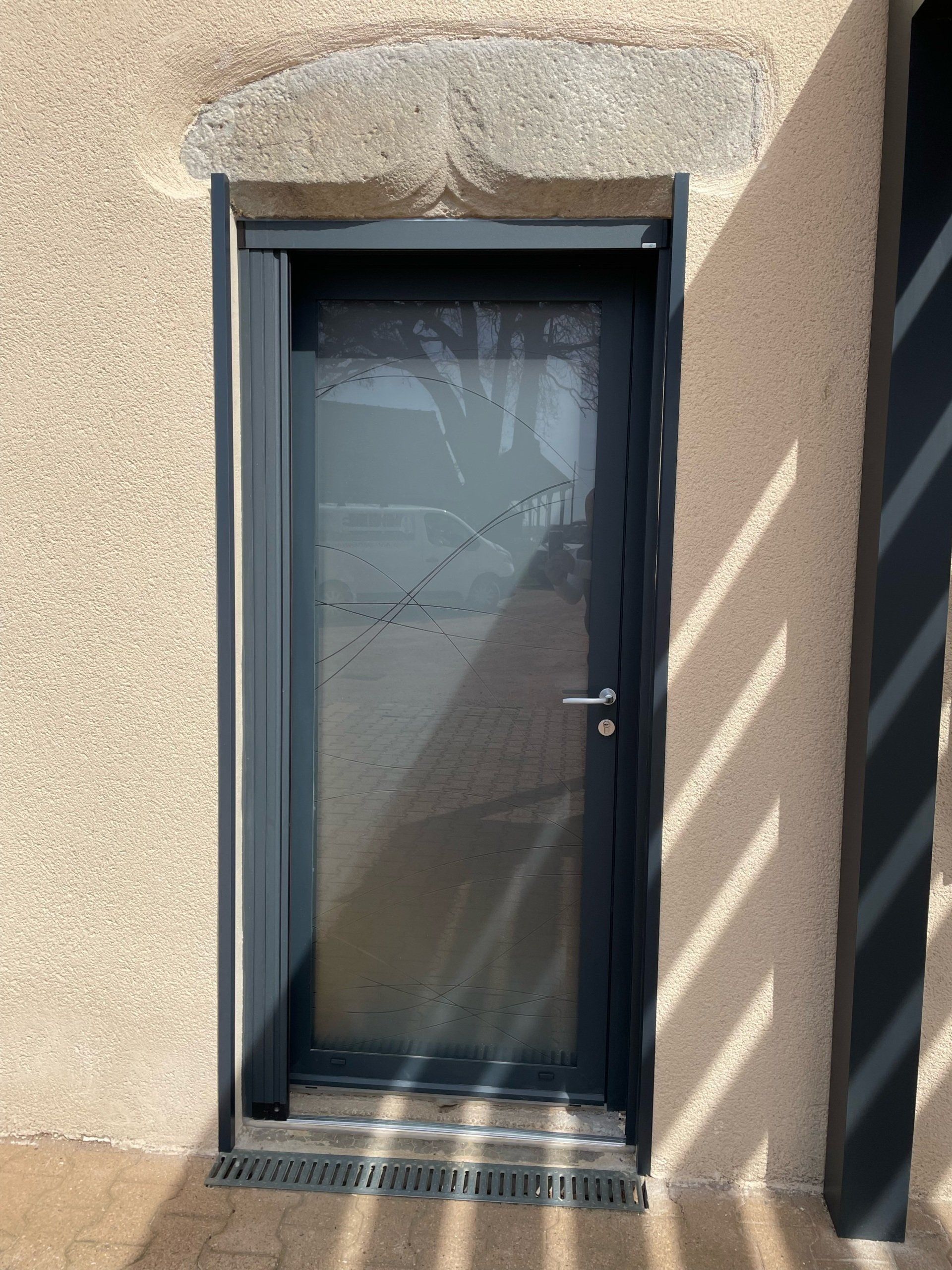 Porte d'entrée vitrée opaque