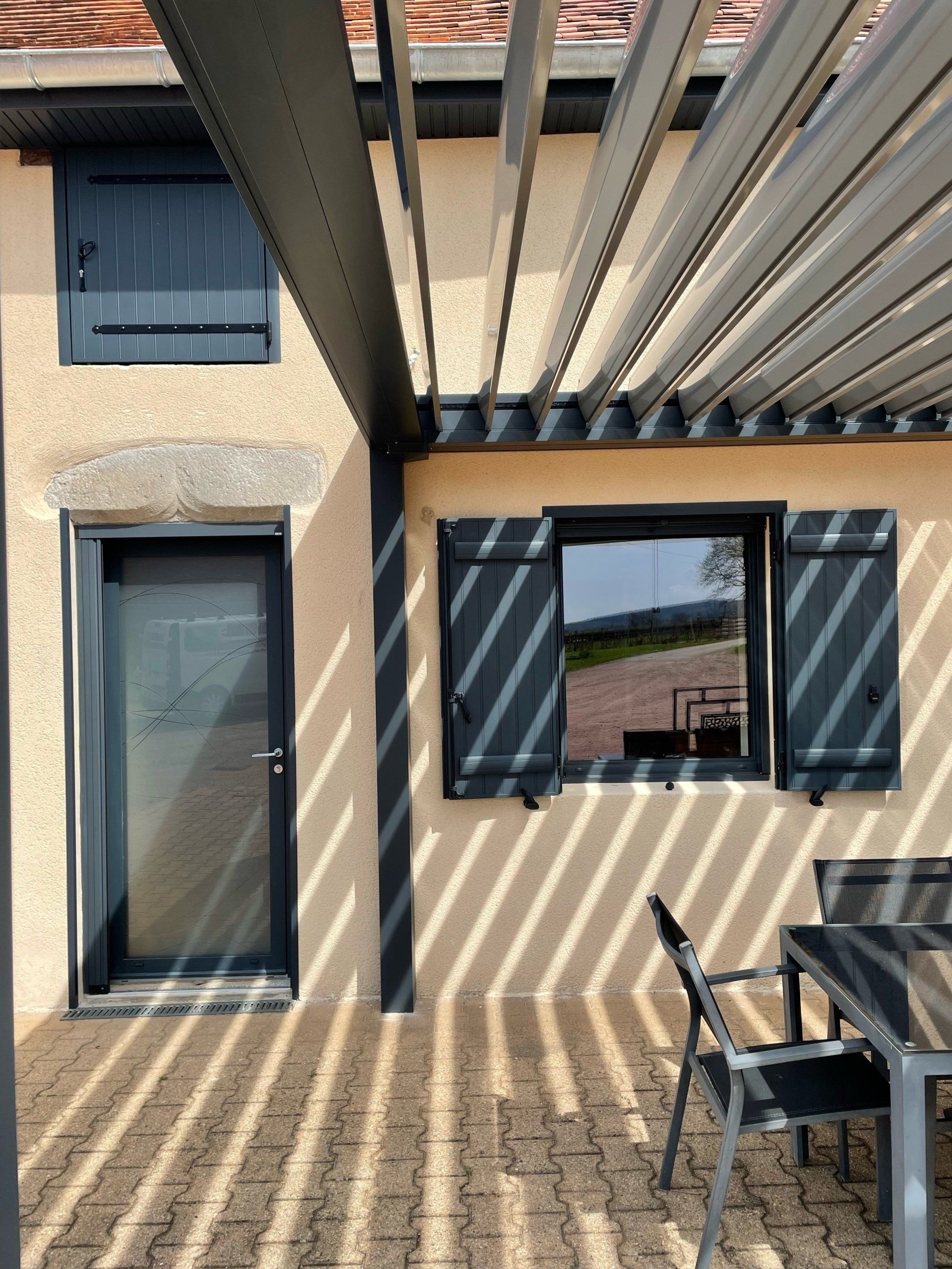 Panneaux ouverts d'une pergola