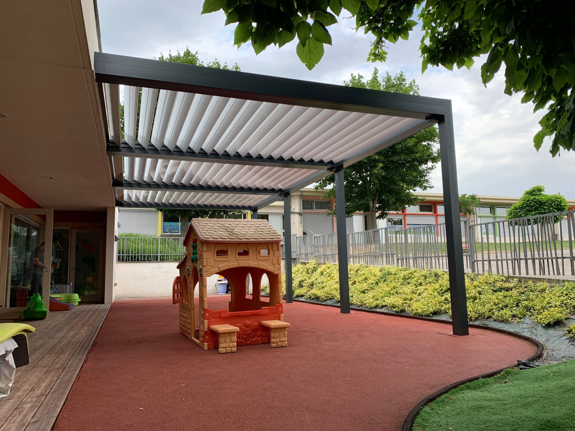 Pergola sur une cour de récréation