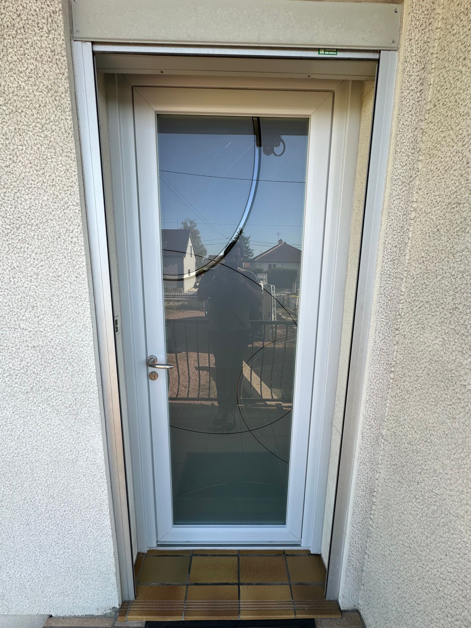 Porte d'entrée vitrée prise de l'extérieur