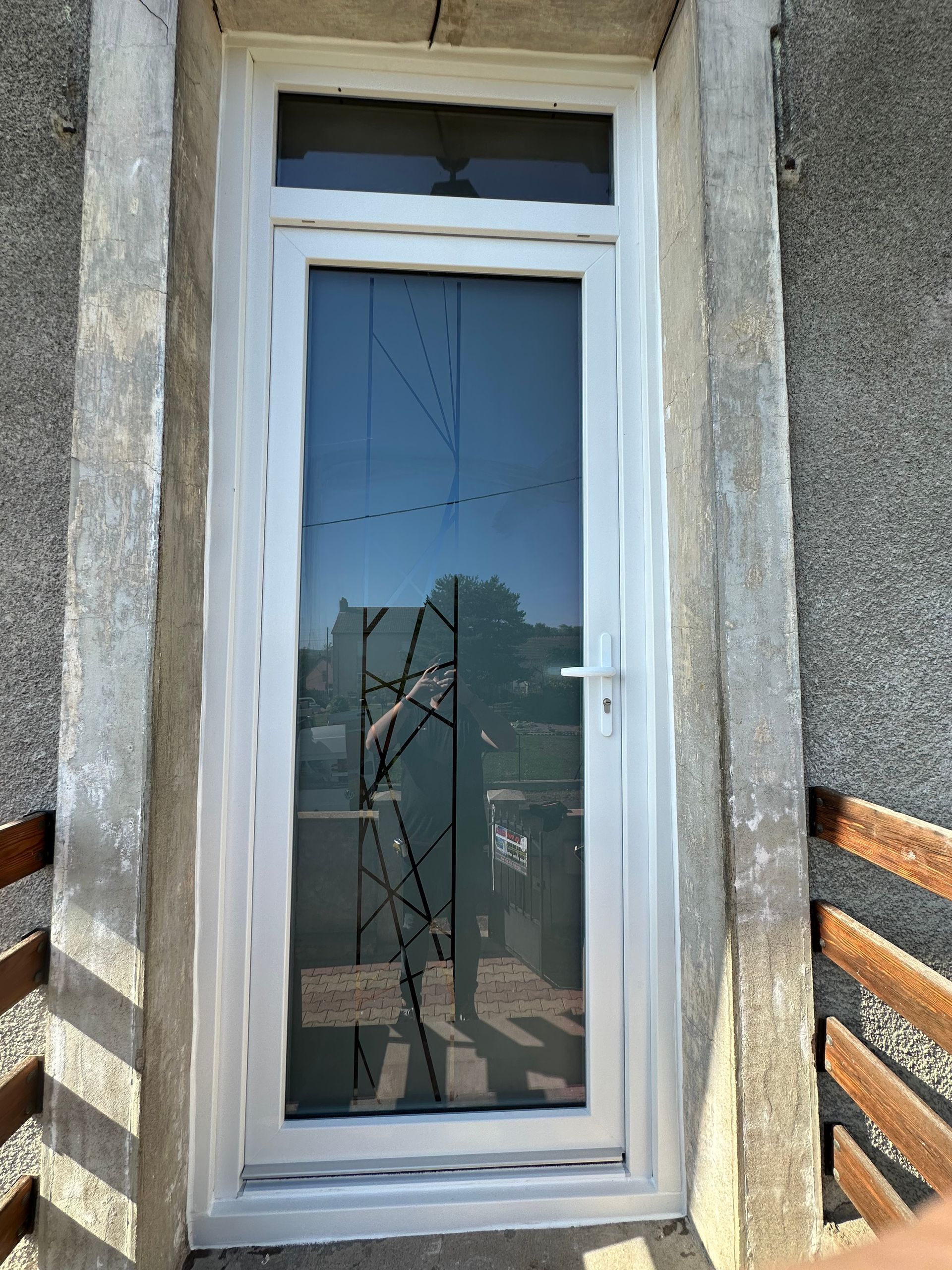 Porte d'entrée vitrée avec dessin, prise de l'extérieur