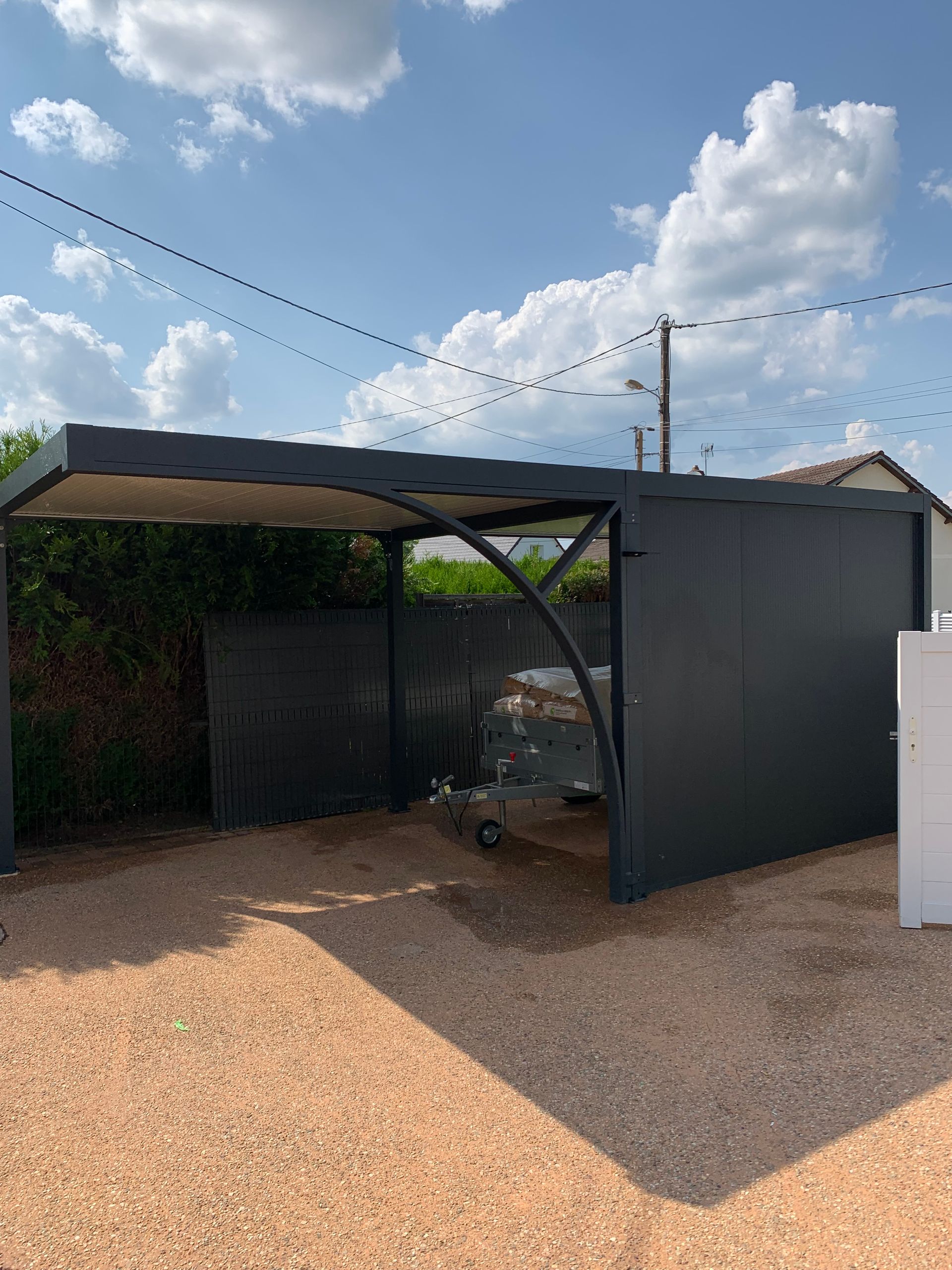 Carport à l'extérieur vide