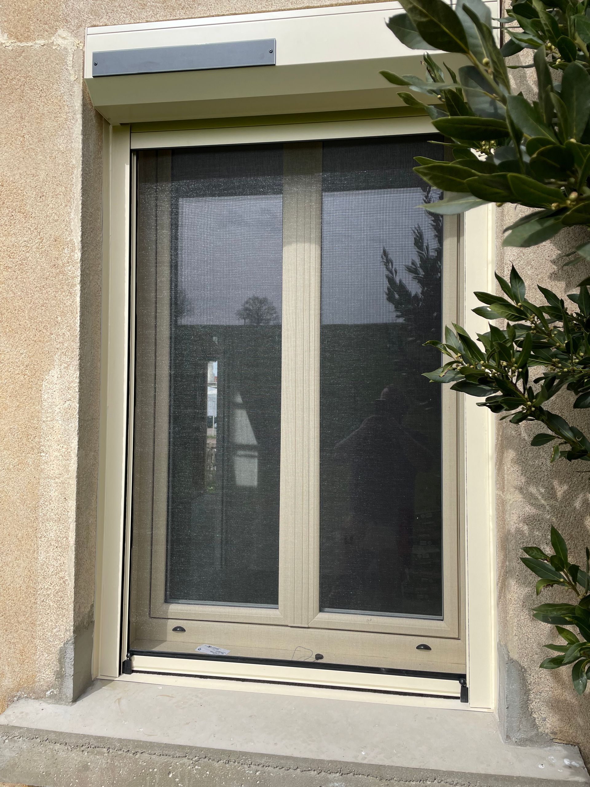 Mousitquaire à enroulement sur une porte-fenêtre en PVC