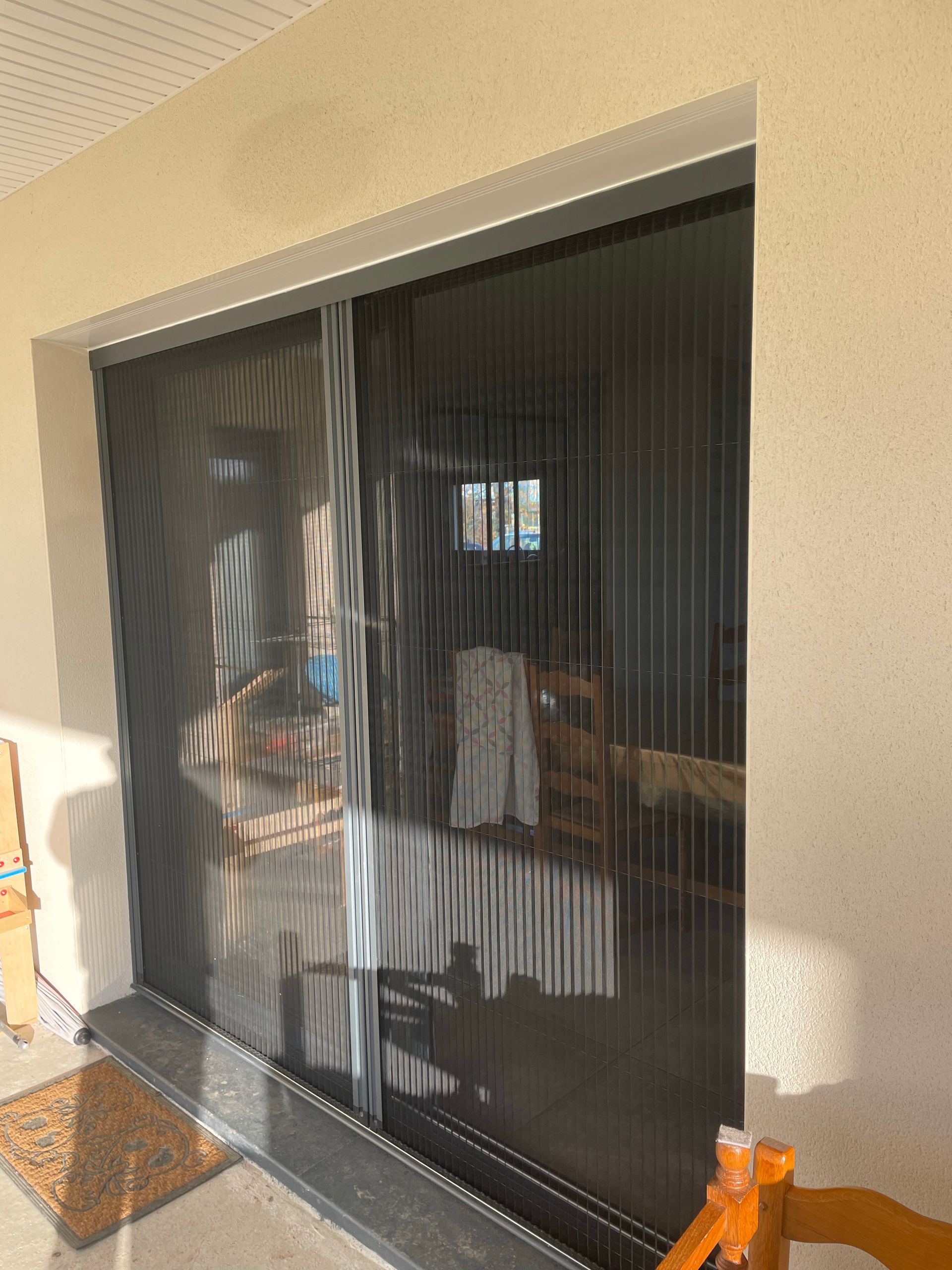 Moustiquaire sur un encadrement de baie-vitrée