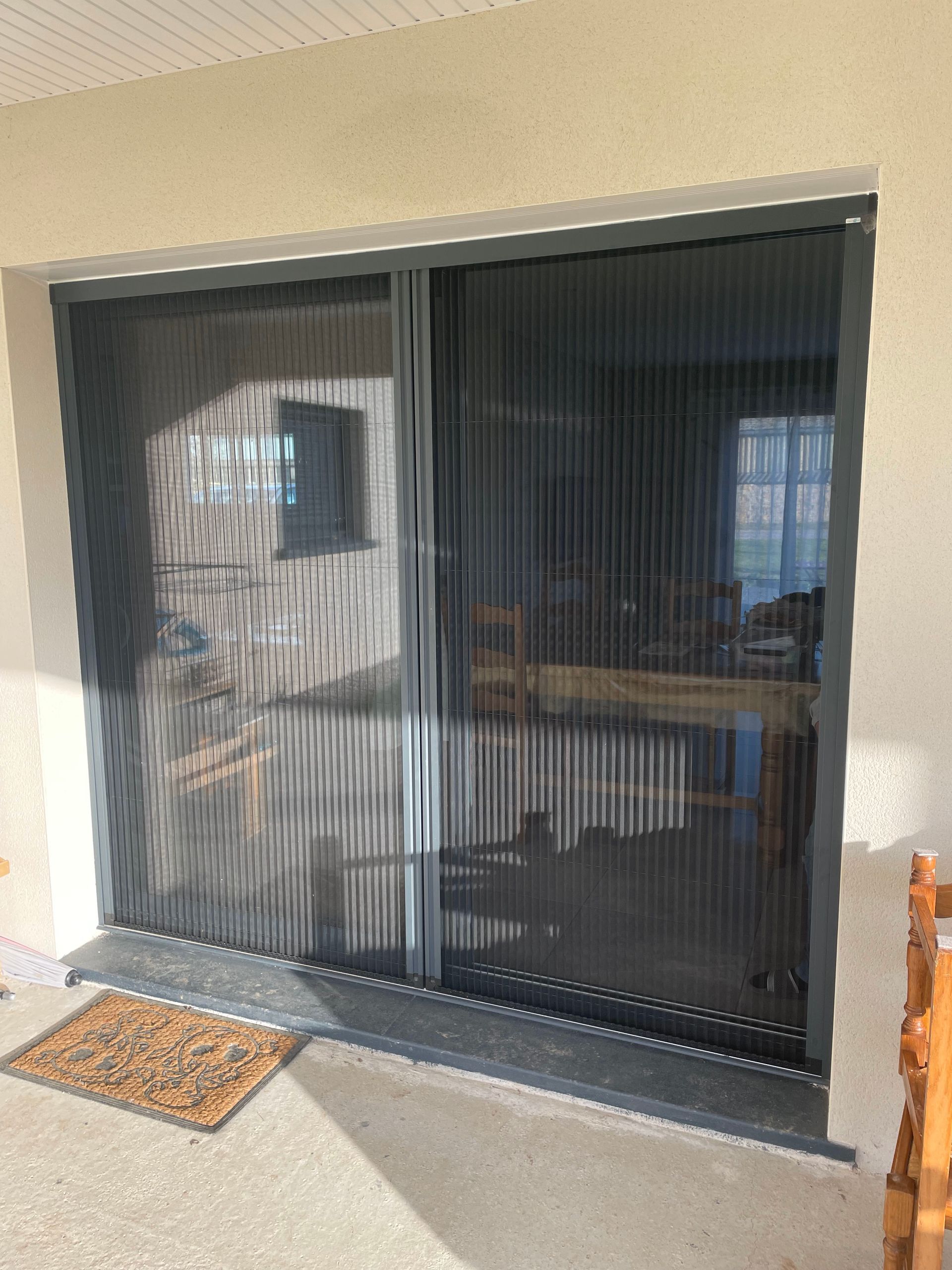 Moustiquaire sur un encadrement de porte