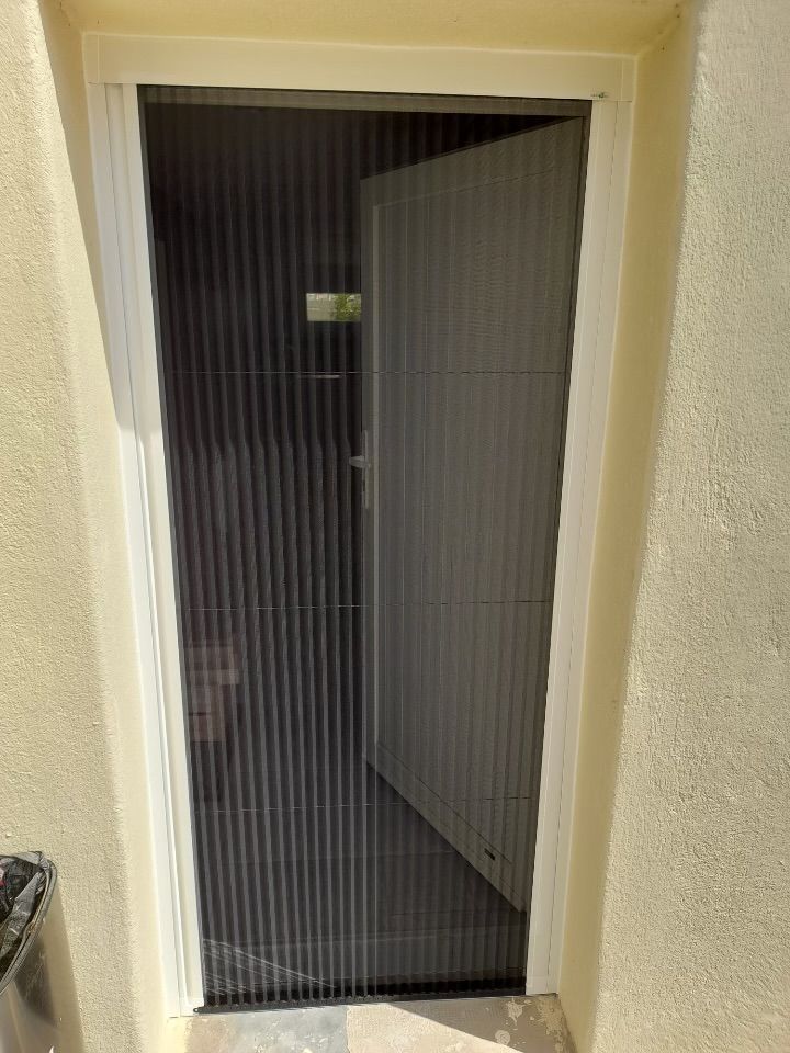 Moustiquaire sur un encadrement de porte
