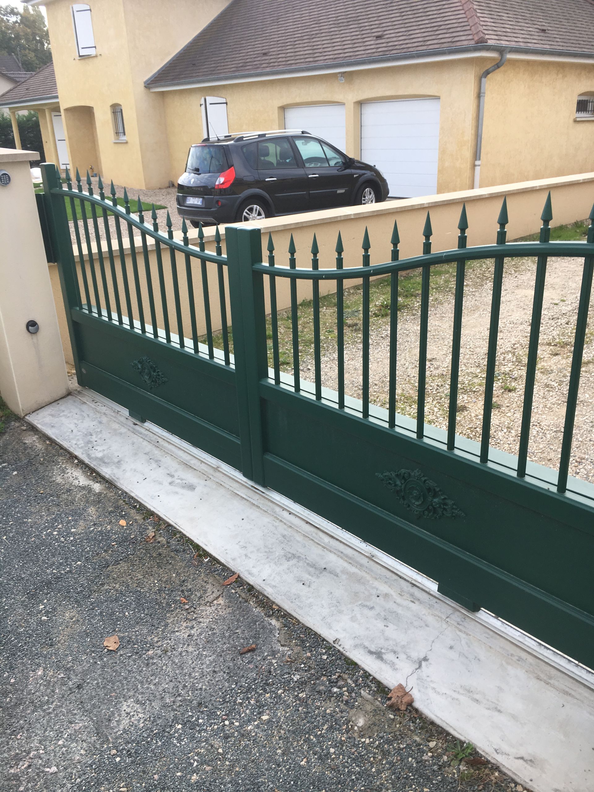 Portail motorisé en aluminium vert