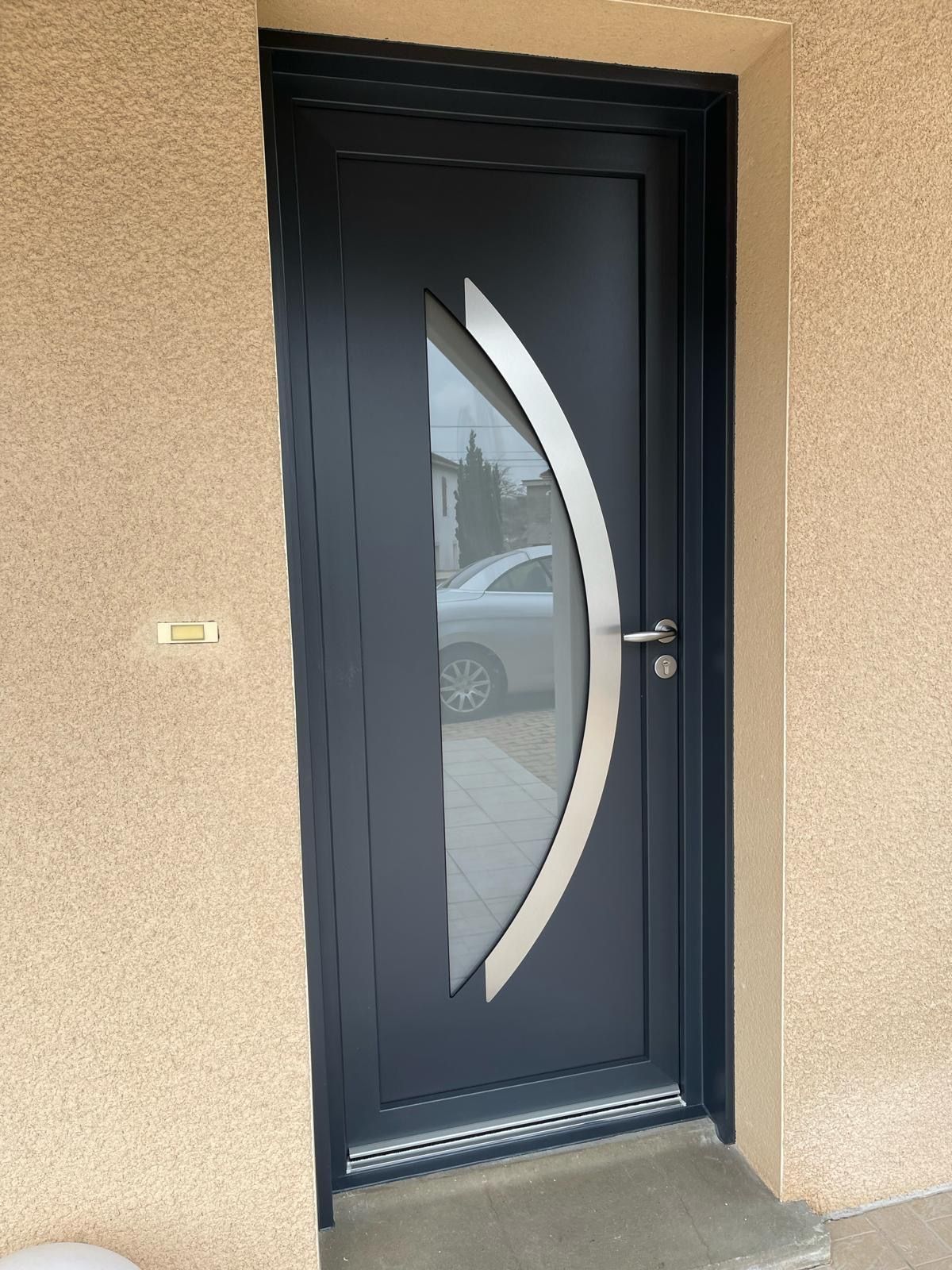 Porte d'entrée avec une vitre en PVC gris