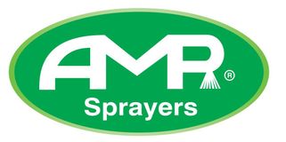 Logotipo de AMR Sprayers en blanco sobre un fondo ovalado verde.