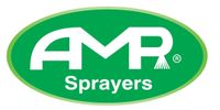 Logotipo de AMR Sprayers en blanco sobre un fondo ovalado verde.
