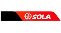 Logotipo de SOLA sobre una pancarta negra y roja con texto y emblema blancos.