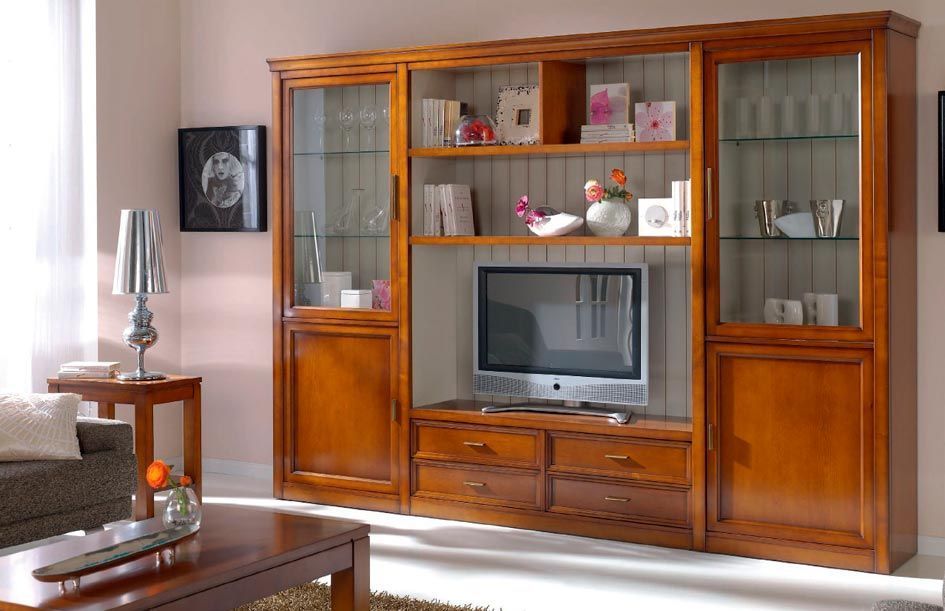Centro de entretenimiento de madera con televisor, armarios con puertas de cristal, estantes abiertos y cajones en una sala de estar.