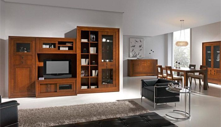 Sala de estar con muebles de madera, que incluye un mueble para la televisión, un juego de comedor y vitrinas.