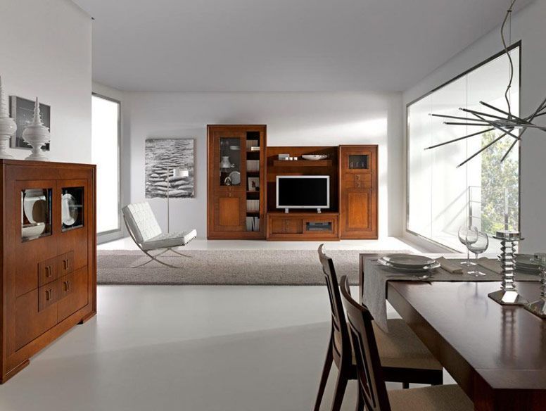 Salón con muebles de madera, televisión y zona de comedor. Paredes blancas y grandes ventanales, paleta de colores neutros.