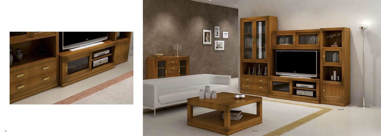 Centro de entretenimiento de madera en una sala de estar con televisor, armarios y un sofá blanco.