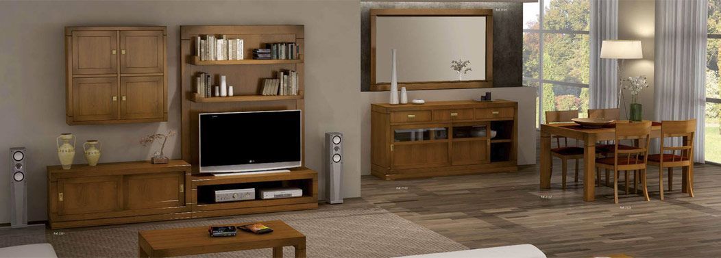Un salón con muebles de madera: soporte para la televisión, estanterías, aparador y mesa de comedor.