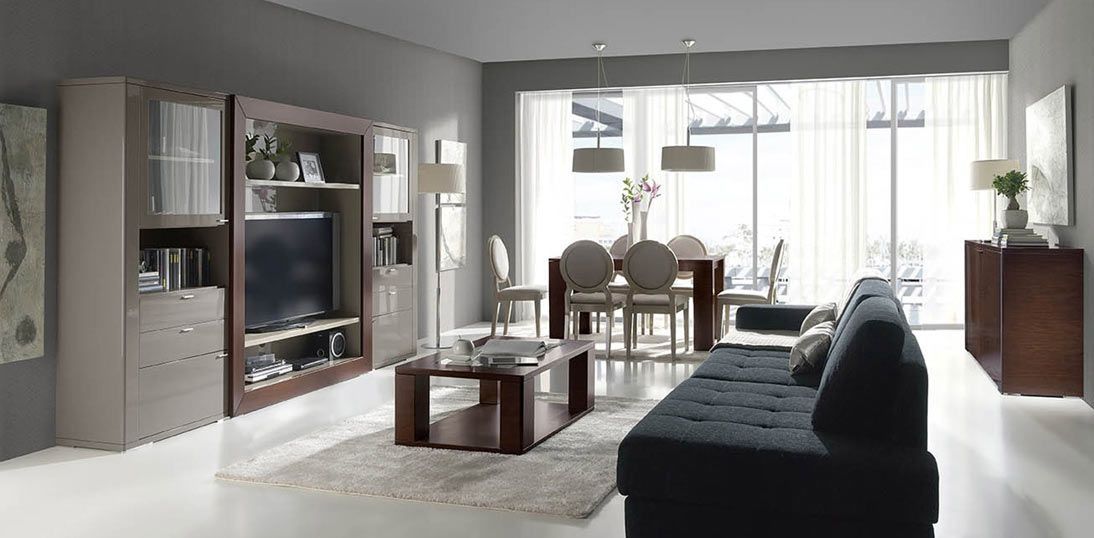 Sala de estar con sofá gris oscuro, mesa de comedor y centro de entretenimiento.