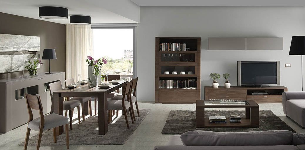 Salón moderno con zona de comedor. Muebles de madera oscura, ventanal, colores neutros.