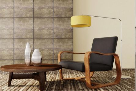 Salón moderno con sillón negro, mesa de centro, jarrones y lámpara amarilla.