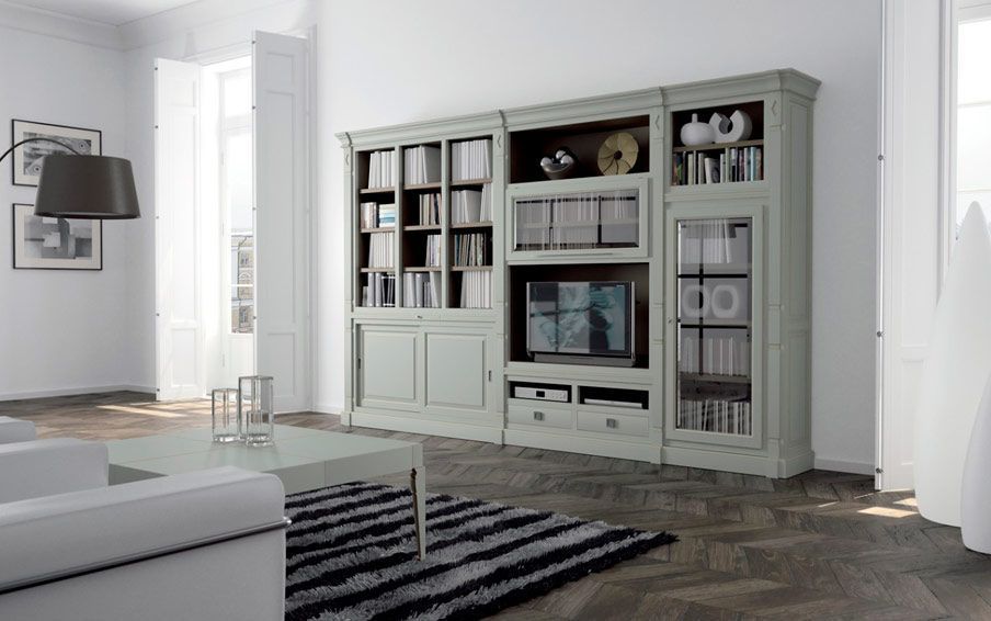 Salón con estantería empotrada verde pálido, televisor y sofá blanco. También cuenta con una alfombra de rayas y una mesa de centro moderna.