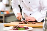 Chef de cuisine coupant avec ces nouveaux couteaux de Microschliff