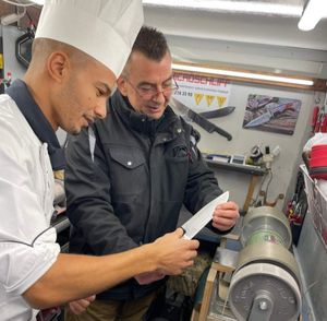 Massimo beck montrant le nouvelle jeunesse de couteaux de son client à un chef de cuisine