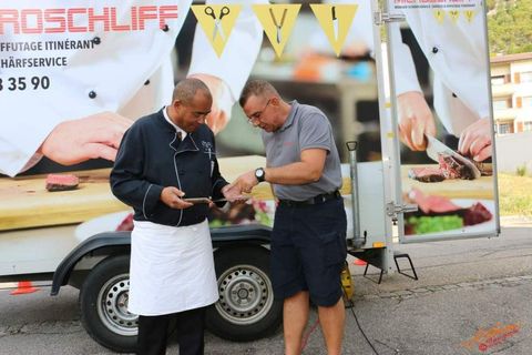 Microschliff en train de rendre un couteau tous neuf à un restaurateur