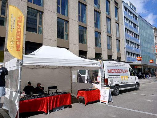 Microschliff en train de rendre un couteau tous neuf à un restaurateur