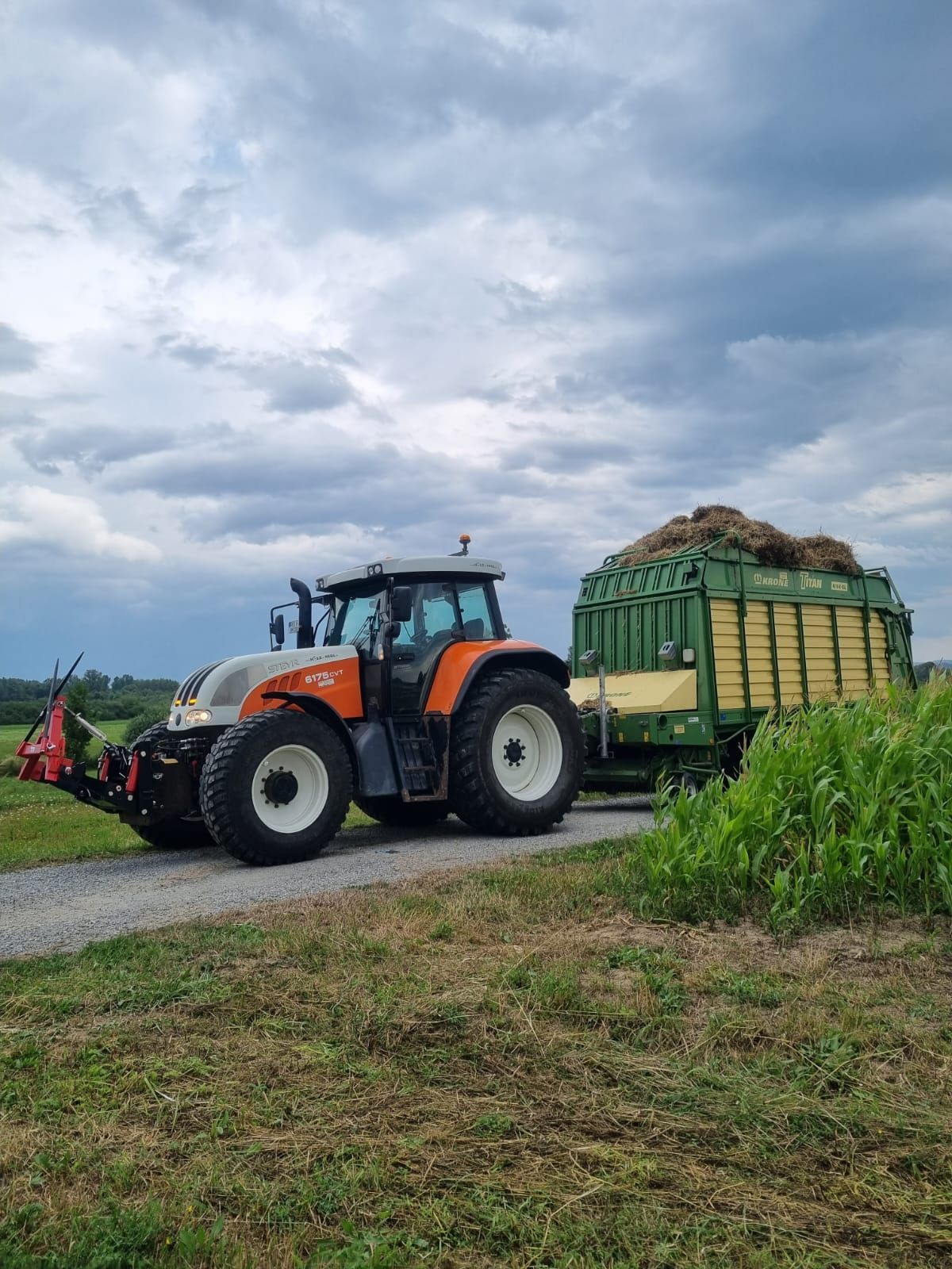 Ein Traktor mit Anhänger, vollbeladen mit Stroh