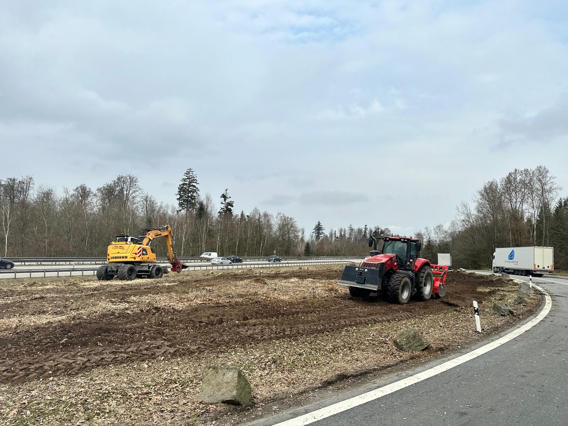 Ein Feld zwischen zwei Straßen wird entsprechend gepflegt