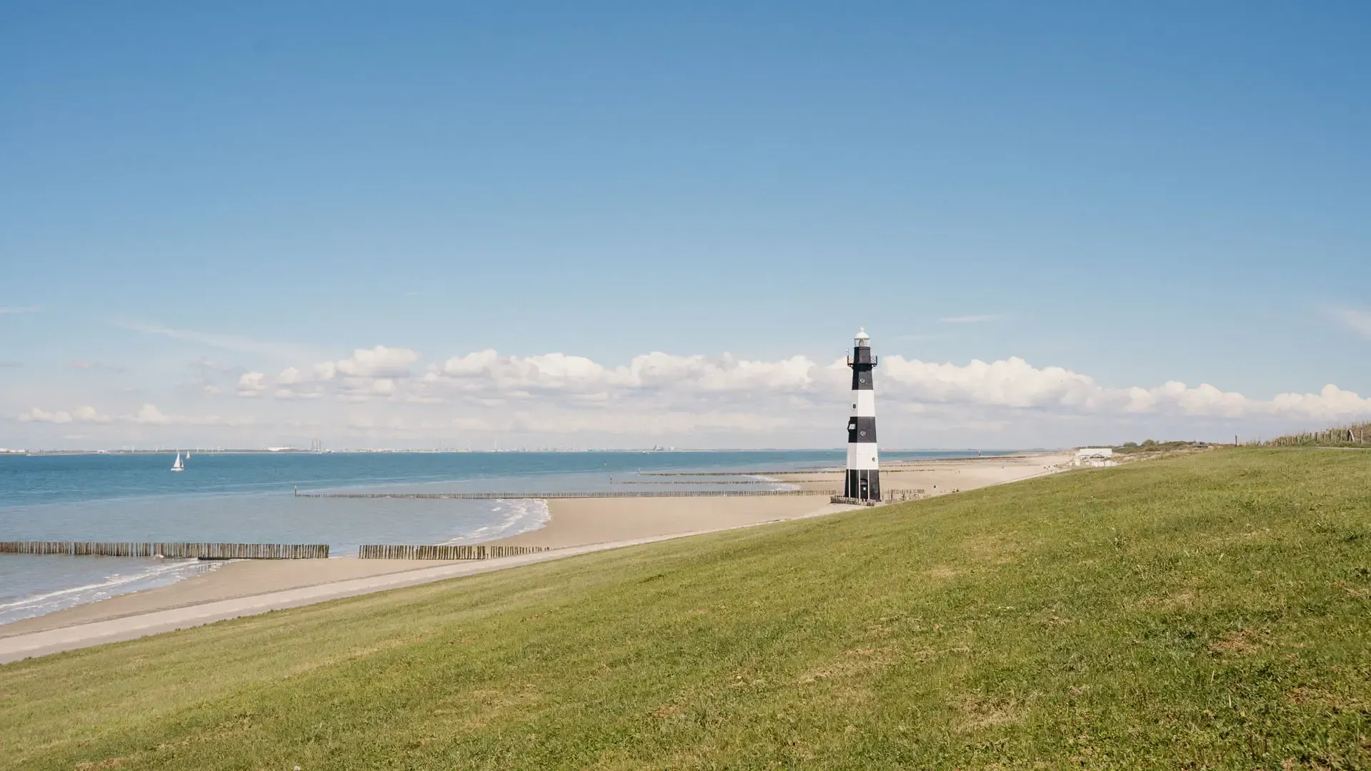 Veraf foto van vuurtoren in zeeland
