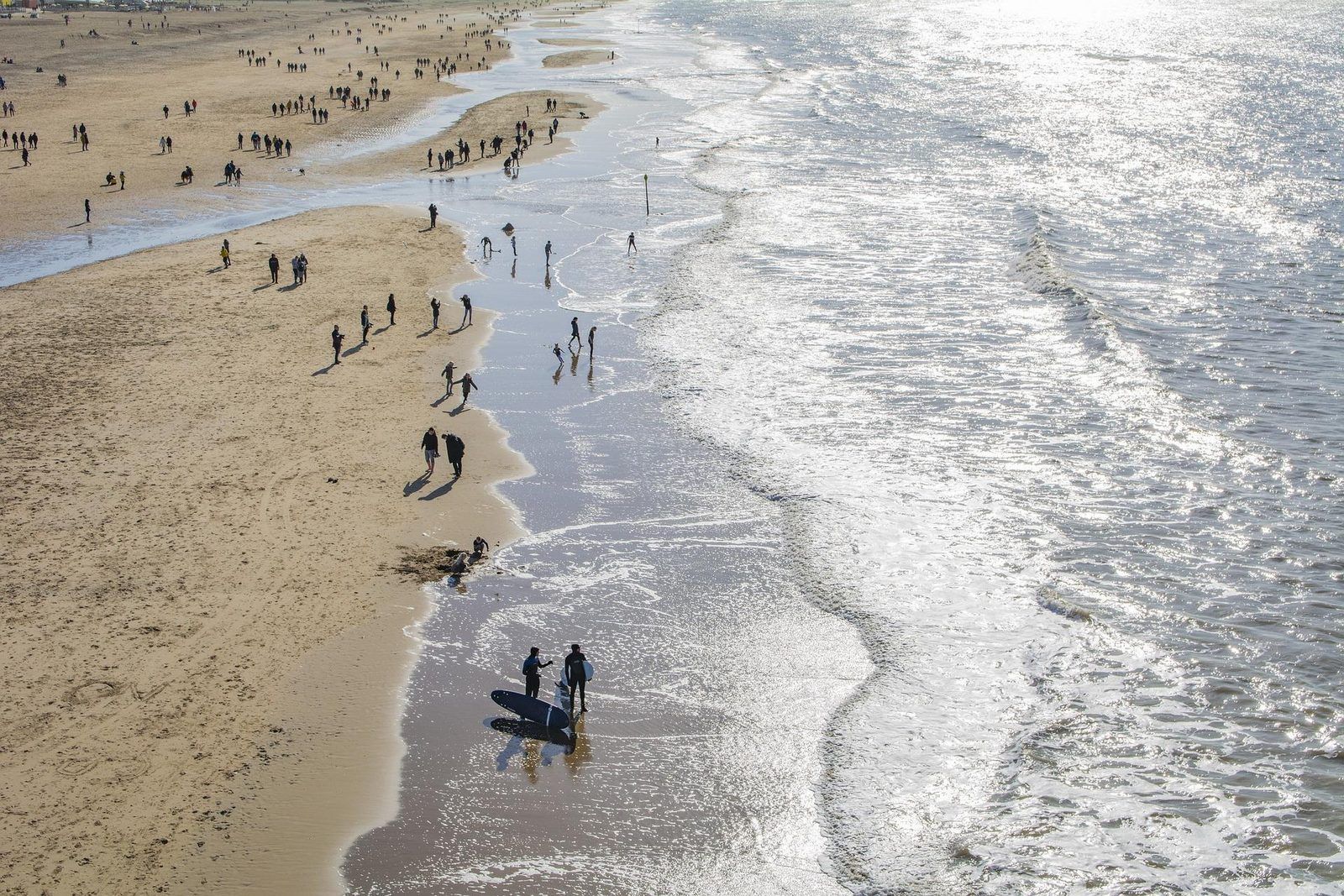 Drone foto van mensen op het strand in zeeland