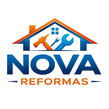 Logotipo de NOVA Reformas que muestra un tejado, un martillo y una llave inglesa en azul y naranja.