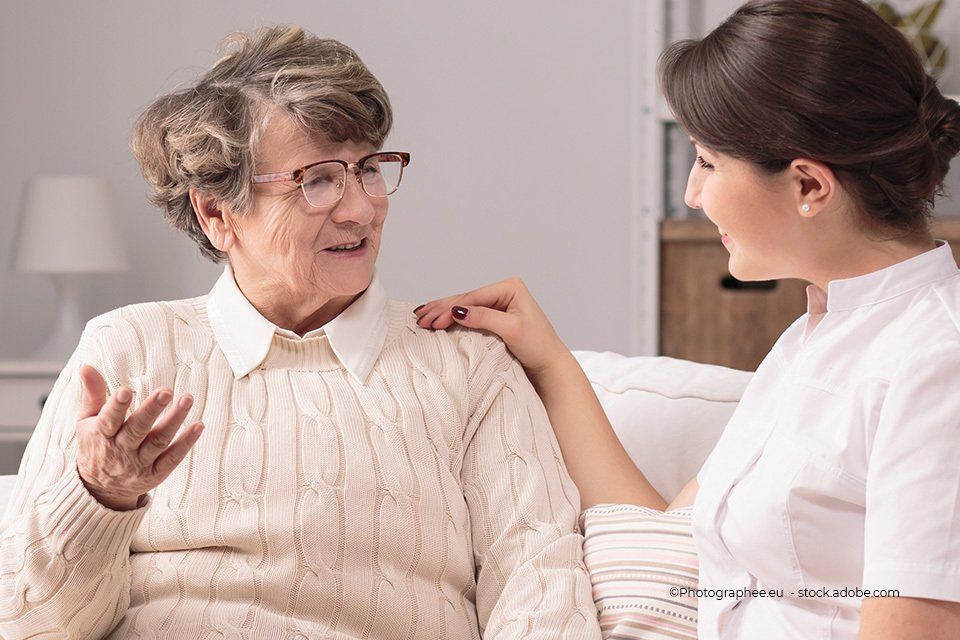 Seniorin beim Pflegedienst