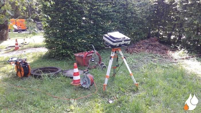 TV-Inspektion Monitor auf Standfüßen steht auf einer Wiese