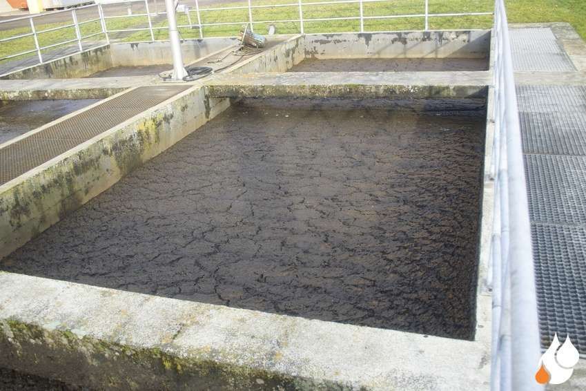 Grubenentleerung - Grube mit Schmutzwasser