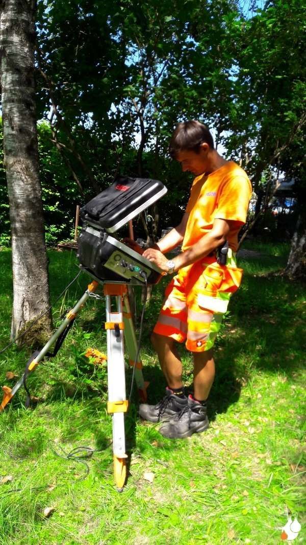 TV-Inspektion Hepp Mitarbeiter bedient Untersuchungs-Gerät